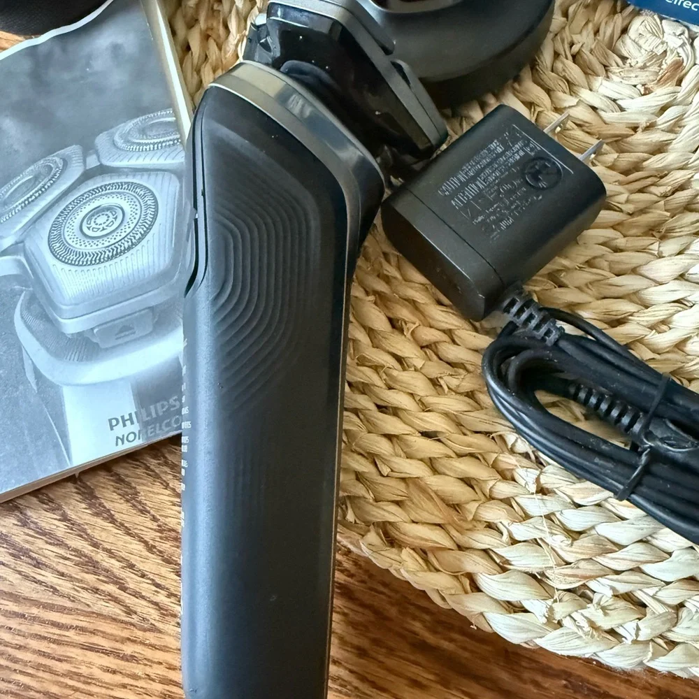 Philips Norelco 9800 Electric Shaver Set - Picture 5 of 12
